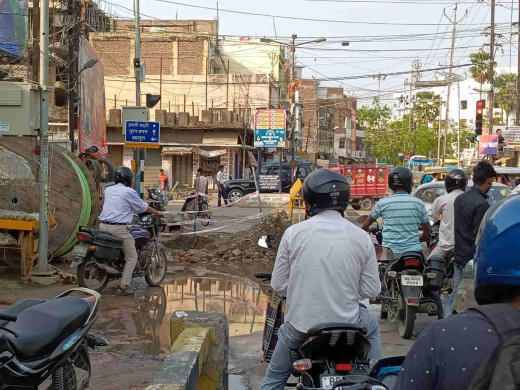 इमलीचट्टी रोड के समीप सड़क की खुदाई, आम जन परेशान